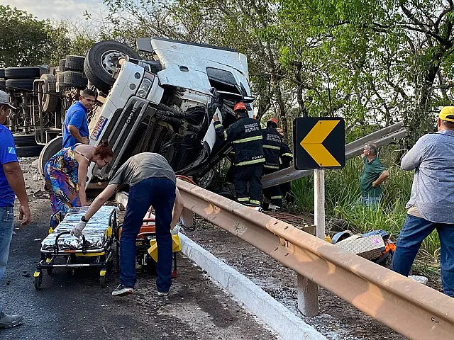 Motorista de carreta que tombou na BR-262 recebe alta