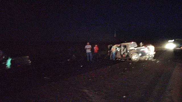 Caminhonete teria atingido caminhão antes de bater em carro, diz PRF