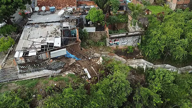 Deslizamento interdita escadaria entre ruas Ladário e Mariano Cavassa em Corumbá