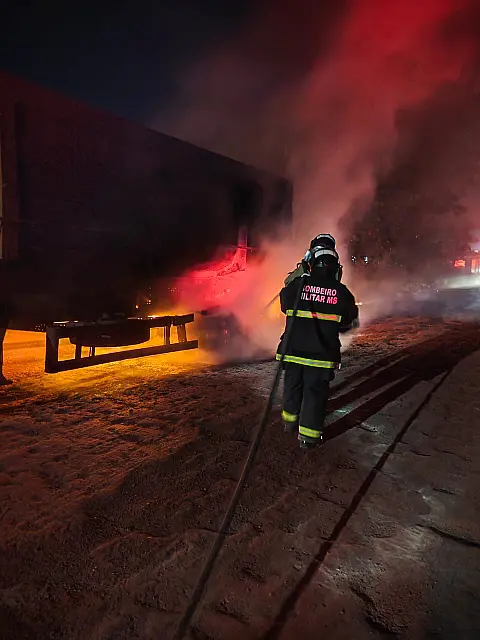 Bombeiros combatem incêndio em semi reboque carregado com minério de ferro