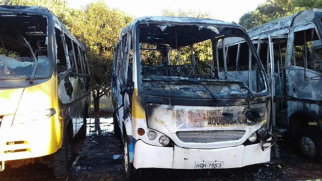Três ônibus do transporte escolar foram incendiados na madrugada deste domingo