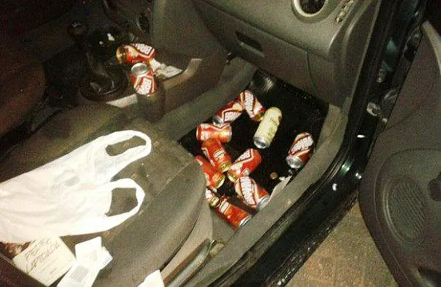 Bêbado, motorista bate em caixa d'água e 15 latas de cerveja são encontradas em carro