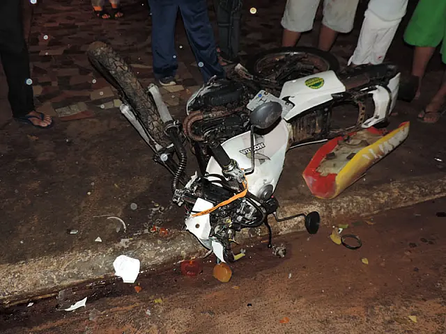 Motociclista fica gravemente ferido em colisão com carro