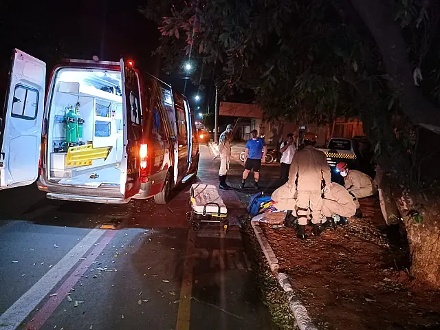 Acidente entre carro e bicicleta deixa jovem ferido em Aquidauana
