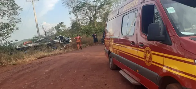 Três pessoas se ferem após caminhão sair da pista e cair em ribanceira em Corumbá