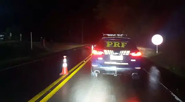 Caminhoneiro bêbado tomba carreta na BR-262