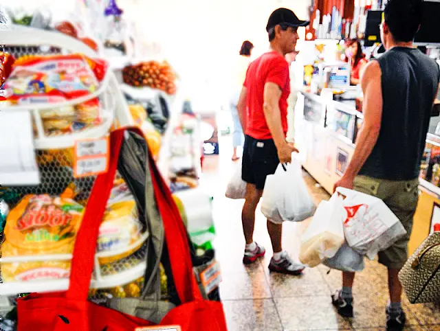 Mulher é presa após tentar furtar supermercado e alega que passa necessidade