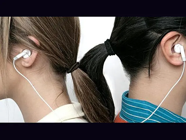 4 em 5 jovens exageram no volume dos fones de ouvido