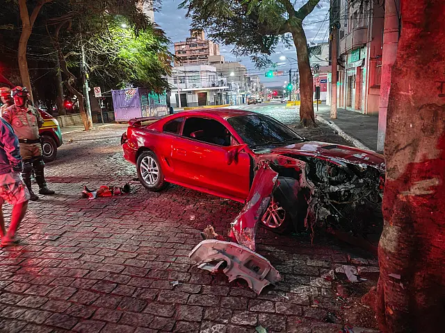 Veículo com placa boliviana colide contra árvore e motorista foge em Corumbá