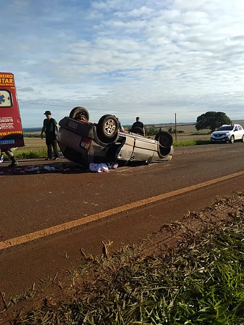 Motorista perde controle da direção e capota veículo