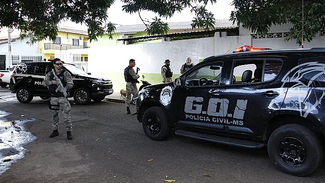 Agentes prendem fugitivo com pistola importada