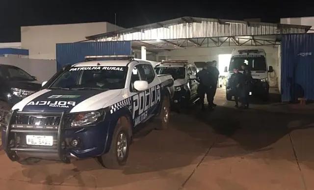 Homem morre após tentar atacar policiais com facão