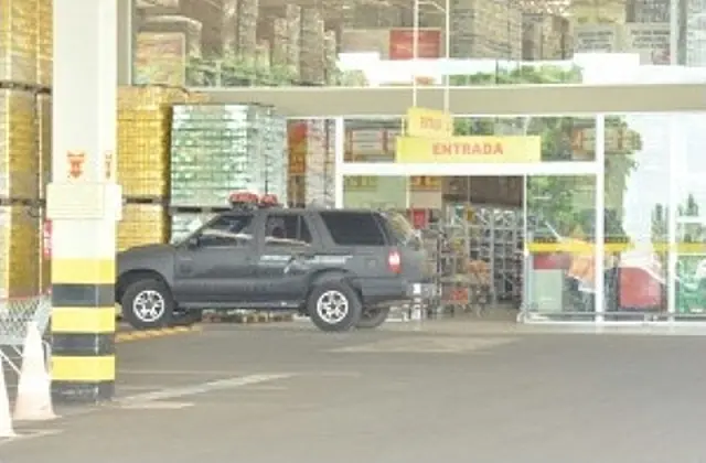 Cerca de 40 toneladas de feijão com insetos são interditadas pela polícia em rede atacadista