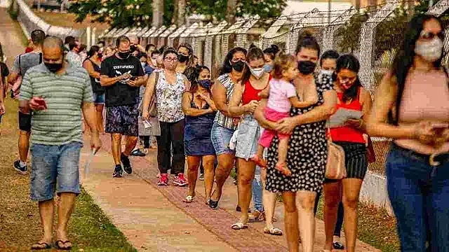 Só vacinação pode liberar uso de máscaras, diz infectologista