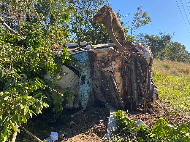 Carreta tomba na BR-262 em Anastácio e motorista sofre TCE leve