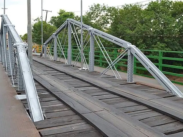 Ponte Velha passa por manutenção e pintura