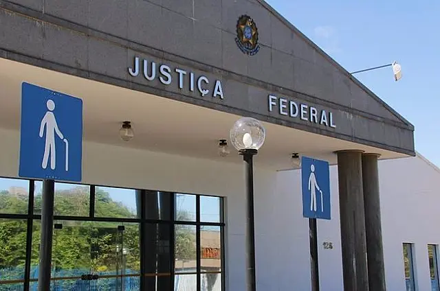 Casal que vendia armas online vai doar 10 câmeras à PF para escapar de ação