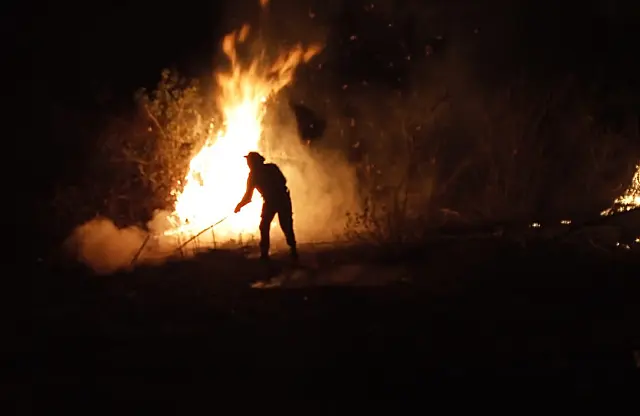 Bombeiros controlam incêndio de grandes proporções no Morro do Urucum