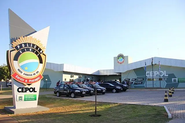 Mãe procura a polícia após filho relatar abuso em banheiro de escola particular