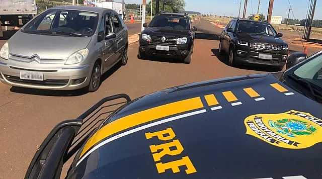PRF apreende 19 kg de maconha e recupera dois veículos roubados