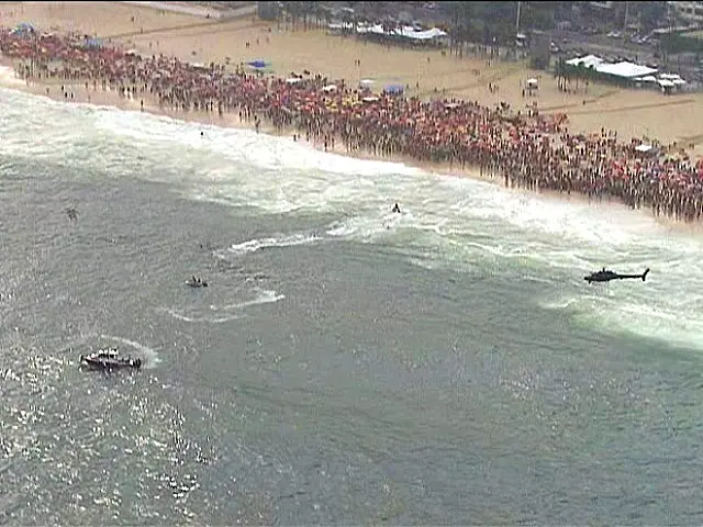 Helicóptero dos Bombeiros é retirado do mar de Copacabana