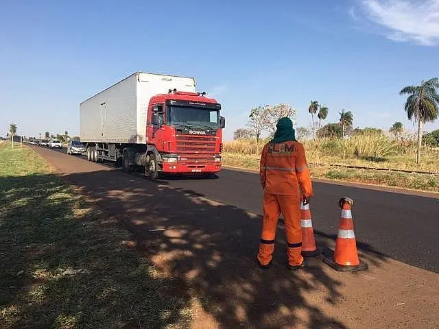 Recapeamento na rodovia BR-262 continua, mas trânsito volta a fluir