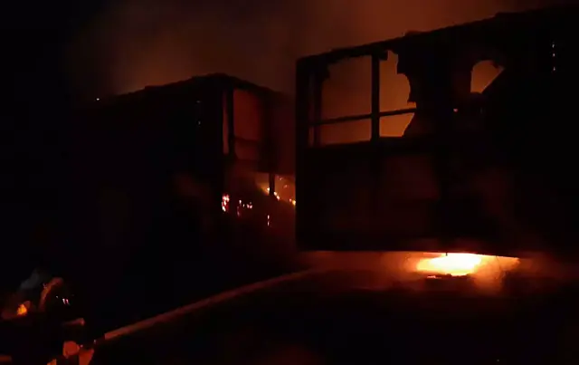 Fogo destrói carreta carregada com 38 toneladas de milho