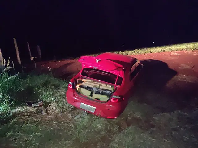 PRF apreende carro com porta-malas abarrotado de maconha