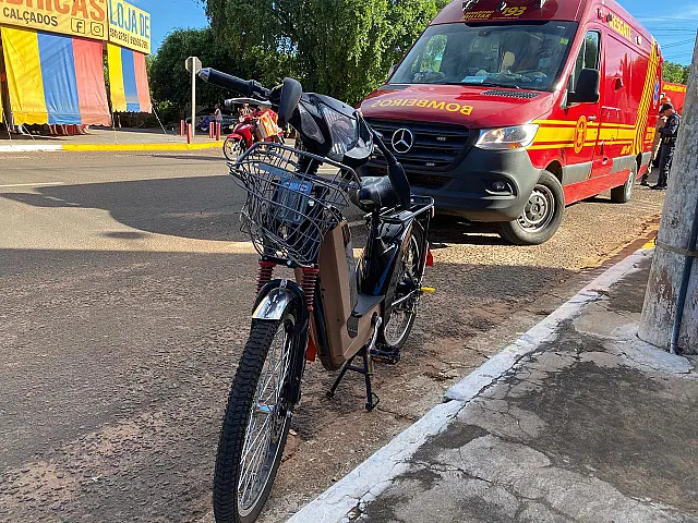 Ciclista fica ferida após colisão entre bike elétrica e carro em Aquidauana