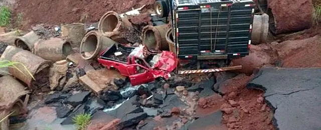 Passageiro morre após caminhão boiadeiro cair em cratera na MS-475