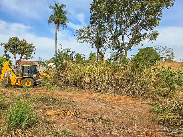 Prefeitura promove limpeza de terrenos com mato e resíduos em Aquidauana