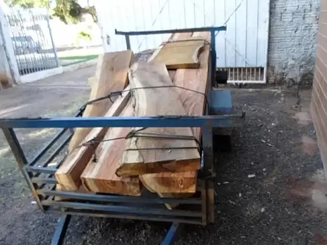 Homem é autuado por transportar madeira irregularmente