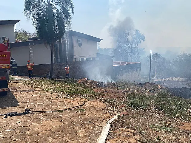 Incêndio de grandes proporções em mata atinge muro de casa histórica em Aquidauana