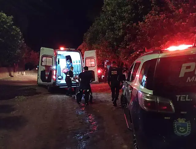 Jovem é baleado no rosto por homens que o chamaram em casa