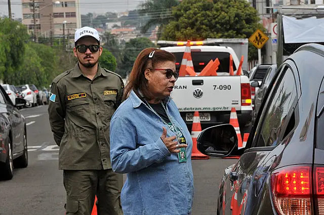 Por dia, 88 motoristas são flagrados dirigindo e usando e celular no Estado