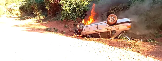 Vídeo: Carro capota, pega fogo e incêndio se espalha por vegetação na MS-345, em Aquidauana