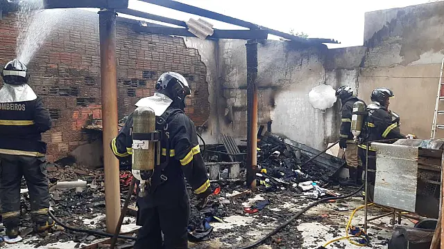 Curto-circuito causa incêndio, destrói casa e mata cachorro de família