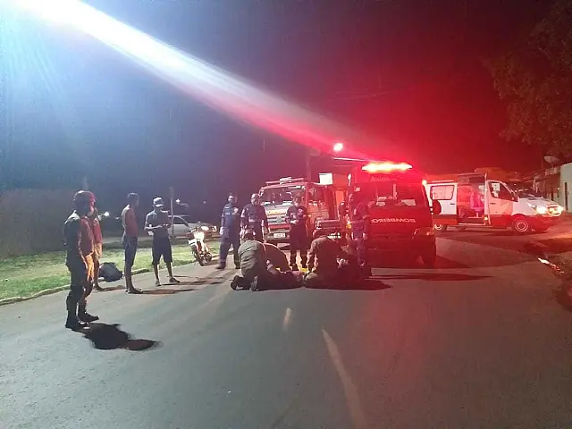 Jovem sofre corte de 15 centímetros na perna ao cair de moto