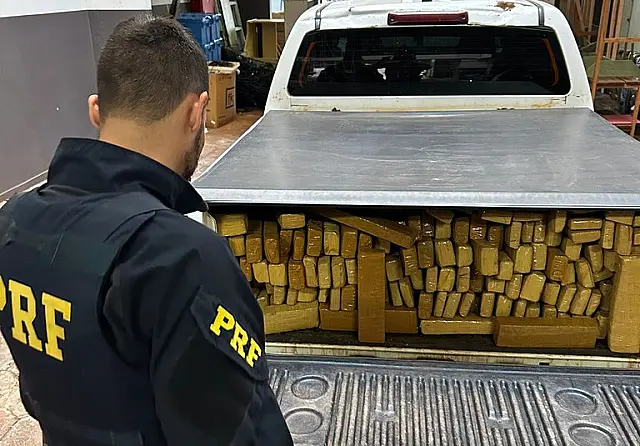 PRF apreende uma tonelada de maconha e recupera caminhonete em Campo Grande