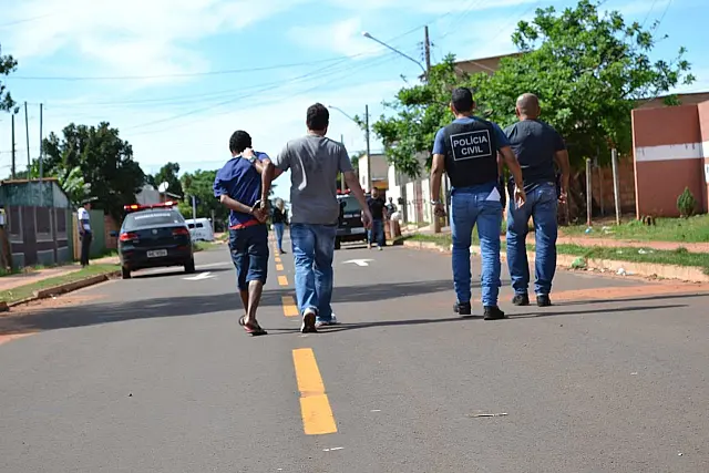 Polícia Civil prende dona de fábrica clandestina e gerente que fabricavam álcool em gel na Capital