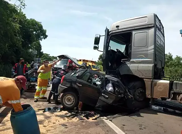 Casal e dois filhos morrem em acidente na BR-163