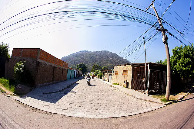 Vias dos bairros Cravo Vermelho e Cristo Redentor são pavimentadas