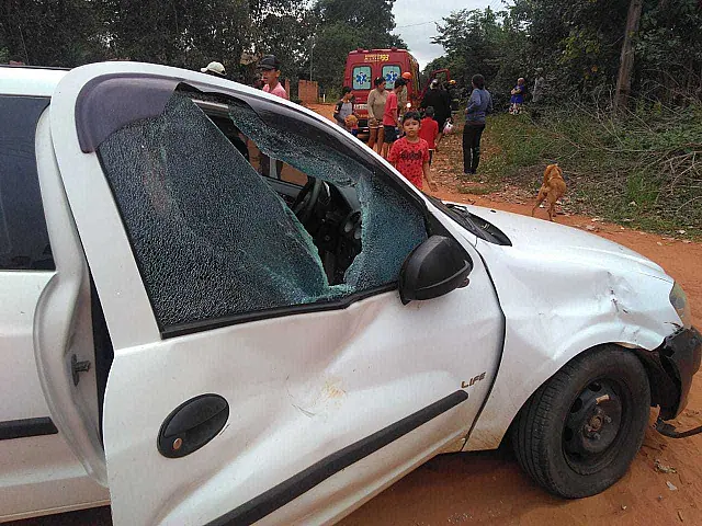 Jovem é arremessada por 5 metros em acidente entre carro e moto