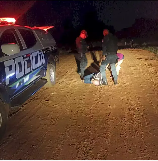Suspeito de matar vizinho é preso com enxada tentando esconder sangue
