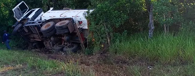 Vídeo: caminhão da prefeitura que carregava trator tomba na BR-262