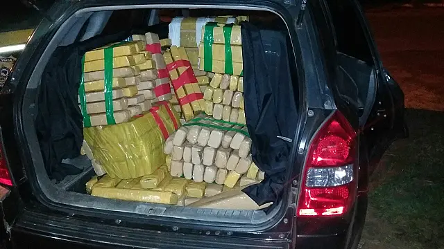Traficante abandona veículo roubado com 781 quilos de maconha