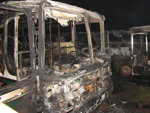 Vigia de garagem sai para tomar pinga e encontra três ônibus incendiados na volta