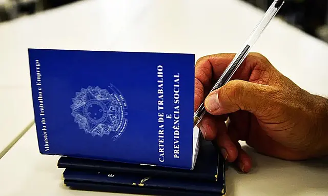 Empregos com carteira assinada batem recorde, segundo IBGE