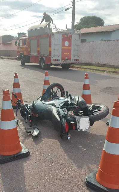 Motociclista sofre traumatismo craniano após batida com carro