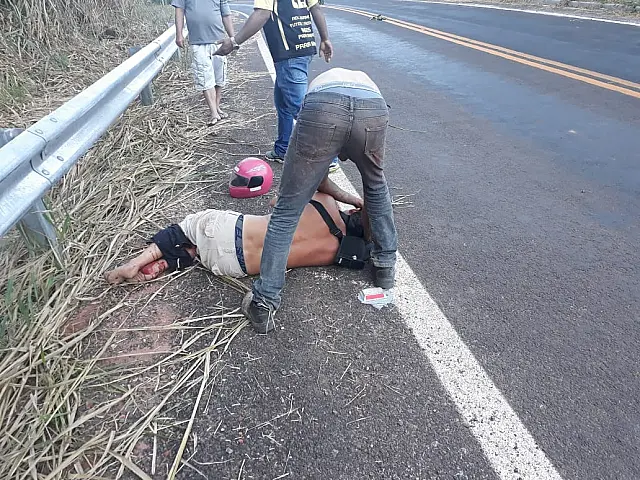 Motociclista fica ferido em acidente na Estrada Parque